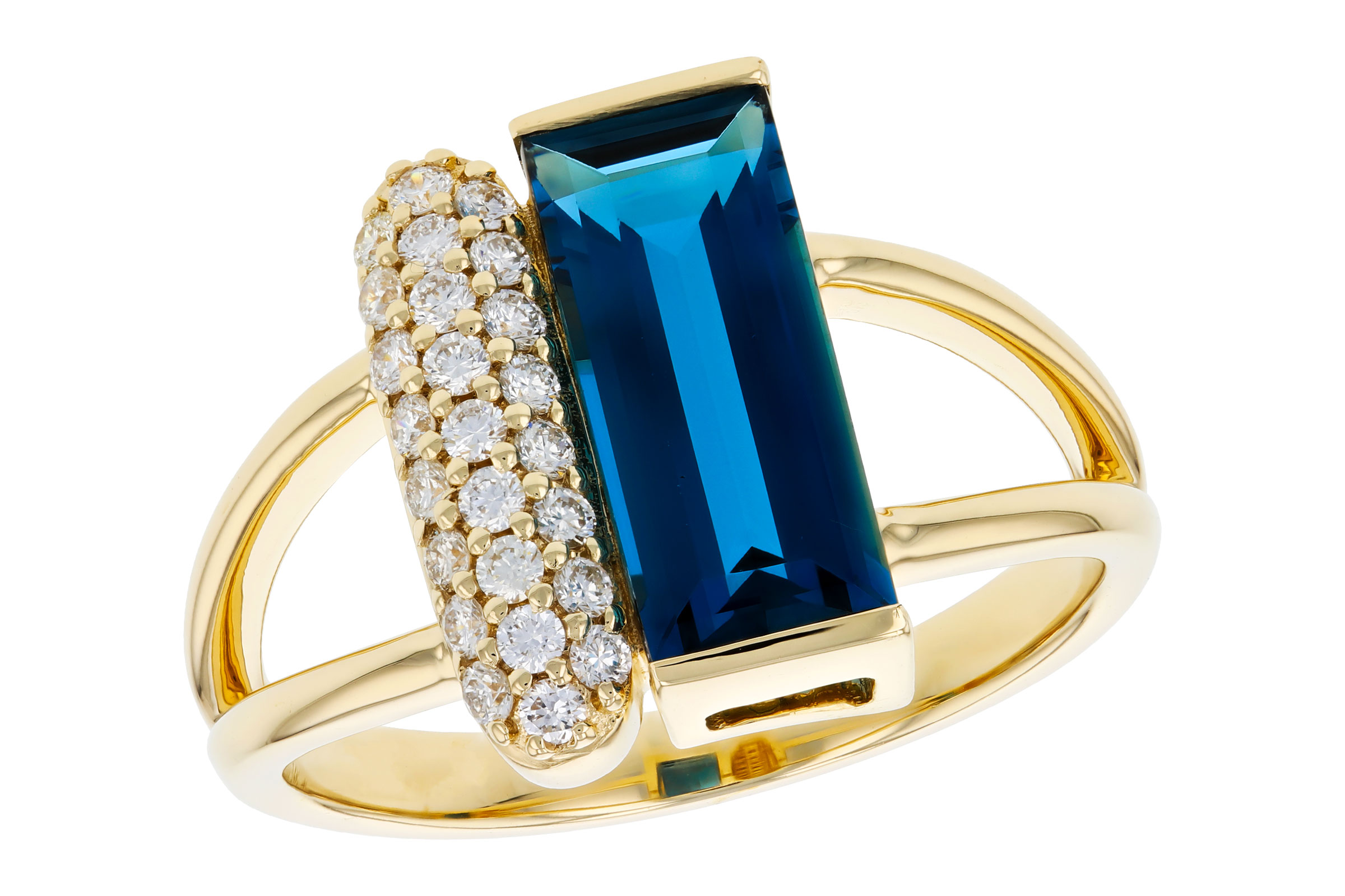 G330-75389: LDS RG 2.67 LONDON BLUE TOPAZ 2.92 TGW (12x5MM BT)